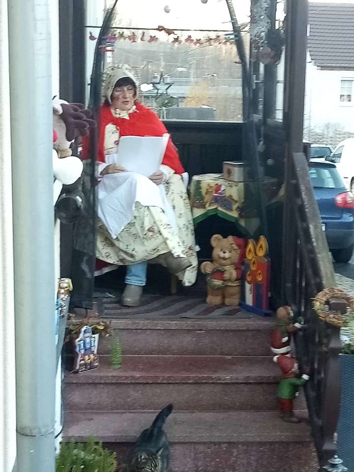 Oma Corona liest vor.